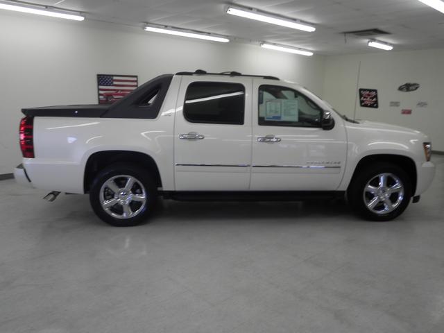 Chevrolet Avalanche 2011 photo 2