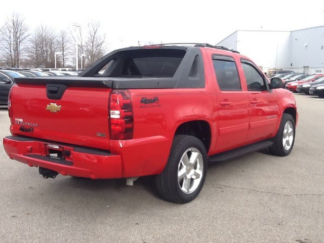 Chevrolet Avalanche 2011 photo 2