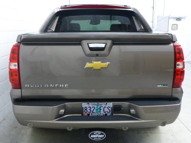 Chevrolet Avalanche 2011 photo 3