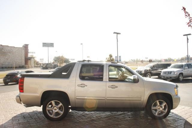 Chevrolet Avalanche 2011 photo 2