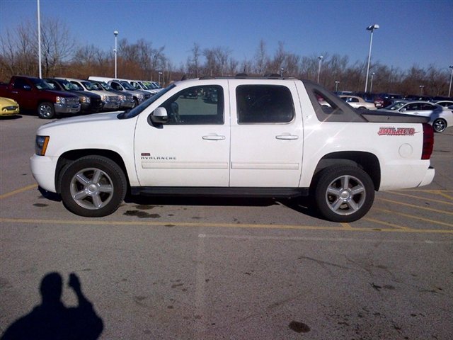 Chevrolet Avalanche 2011 photo 1