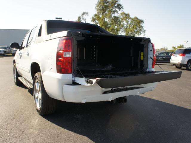 Chevrolet Avalanche 2012 photo 2