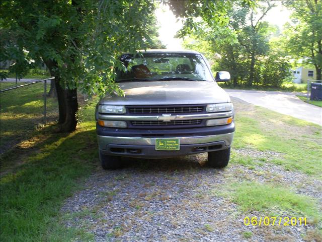 Chevrolet C1500 2000 photo 2