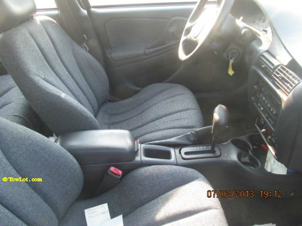 Chevrolet Cavalier 2004 photo 3