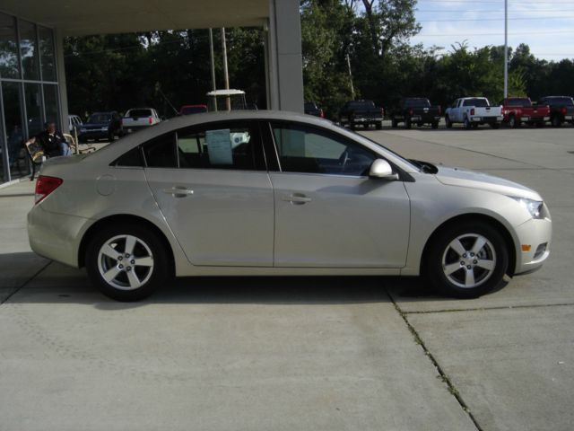 Chevrolet Cruze 2011 Nissan Juke SV Sedan