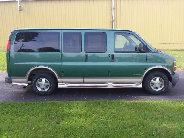 Chevrolet Express 1999 photo 1