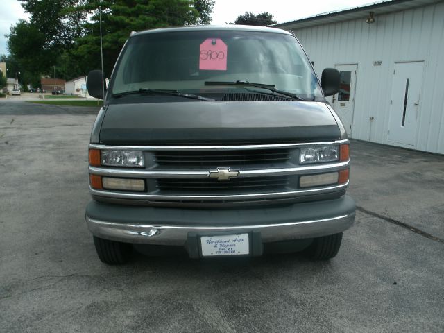 Chevrolet Express 1999 photo 2