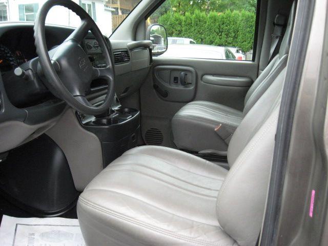 Chevrolet Express 2000 photo 2