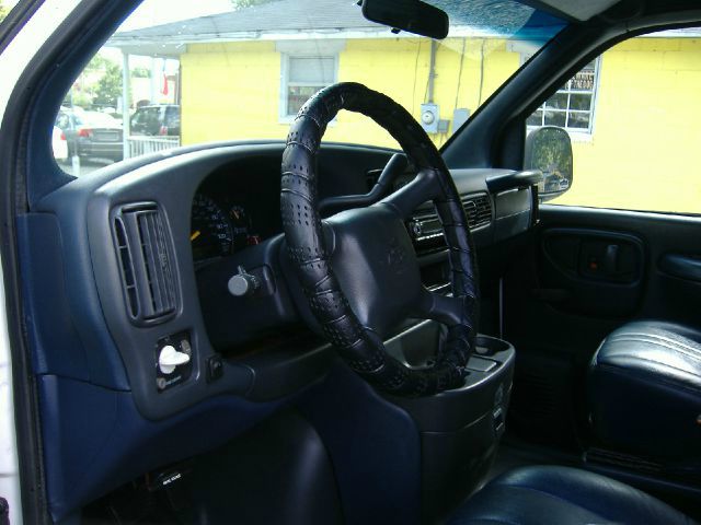 Chevrolet Express 2000 photo 4