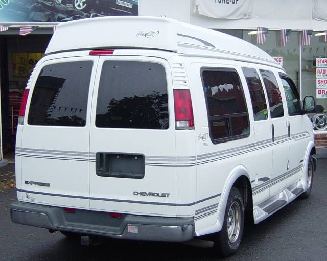 Chevrolet Express 2000 photo 1