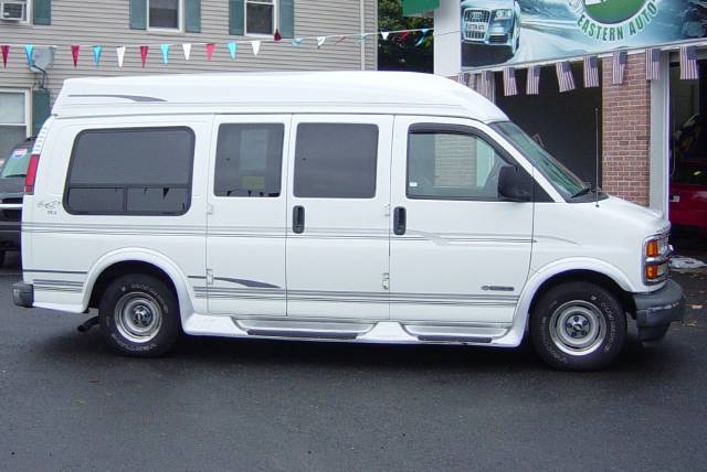 Chevrolet Express 2000 photo 2