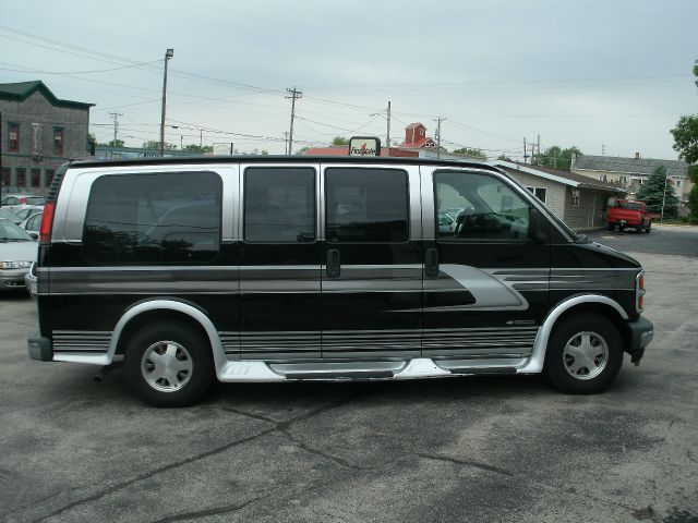 Chevrolet Express 2000 photo 1