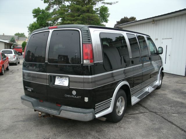 Chevrolet Express 2000 photo 3