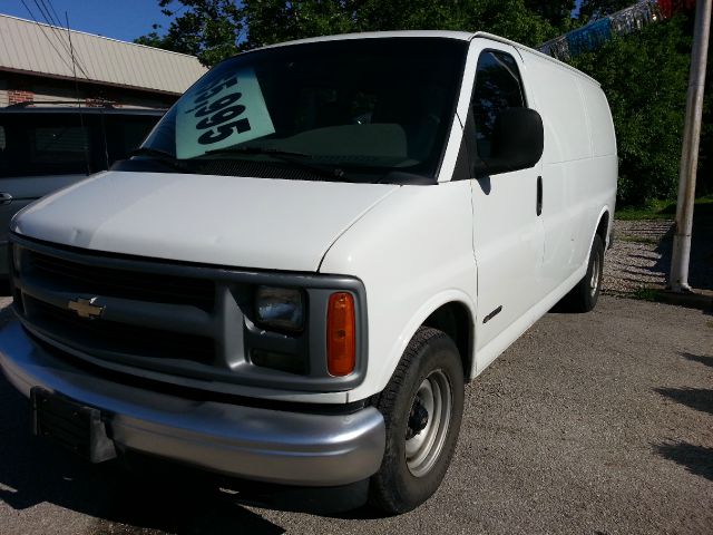 Chevrolet Express 2000 photo 2