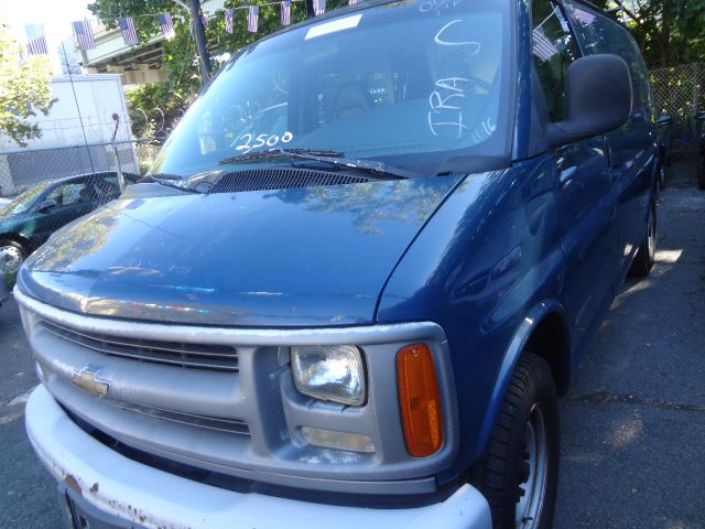 Chevrolet Express 2000 photo 2