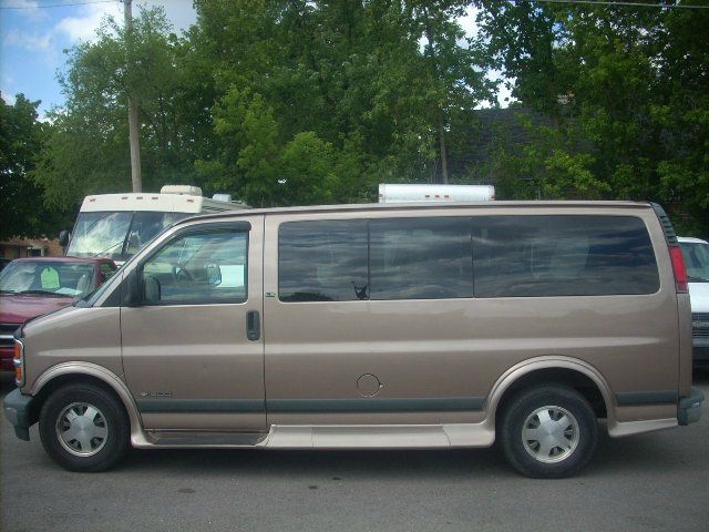 Chevrolet Express 2000 photo 2