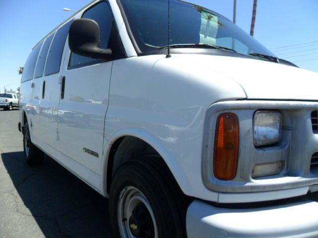 Chevrolet Express 2000 photo 2