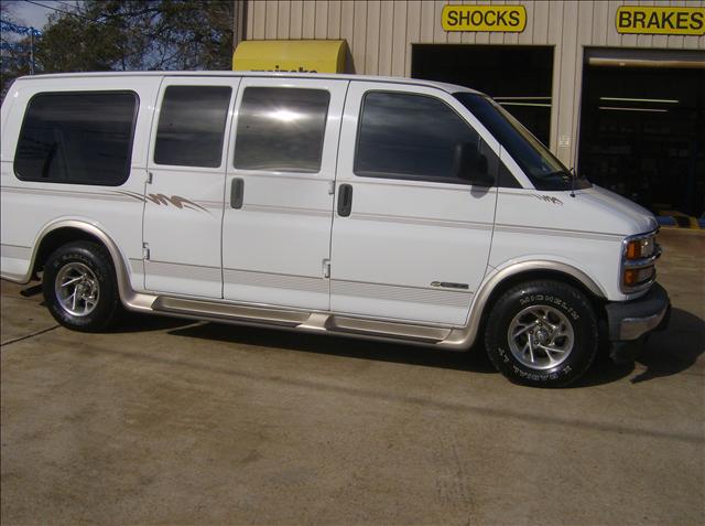 Chevrolet Express 2000 photo 3