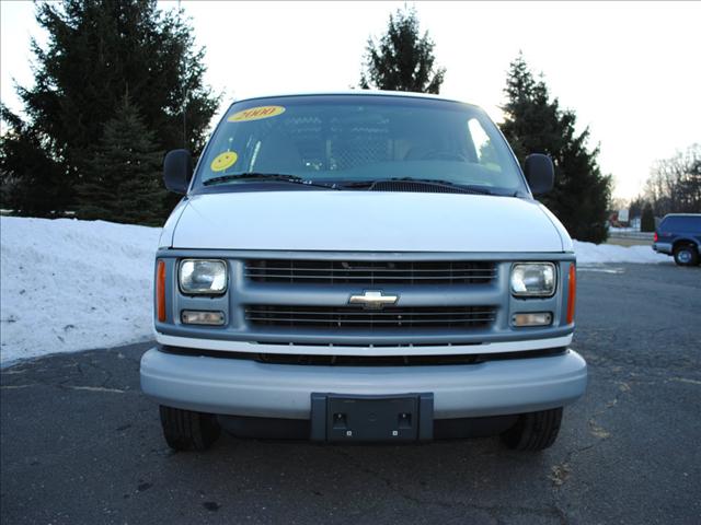 Chevrolet Express 2000 photo 3