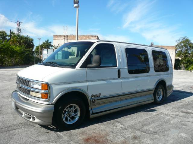 Chevrolet Express 2000 photo 1