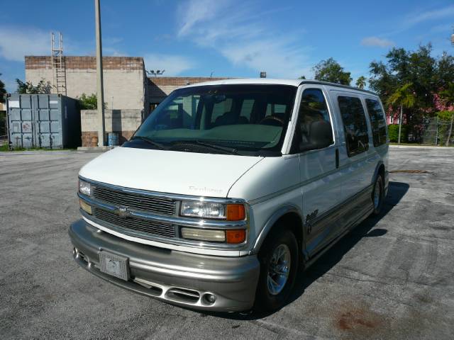 Chevrolet Express 2000 photo 2