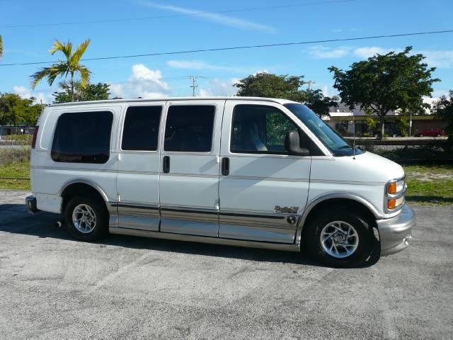 Chevrolet Express 2000 photo 4