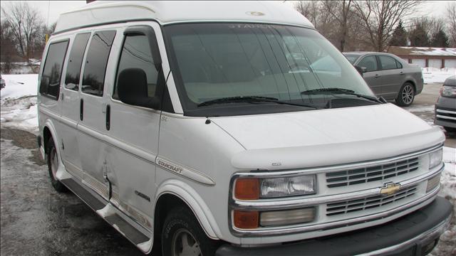 Chevrolet Express 2000 photo 2