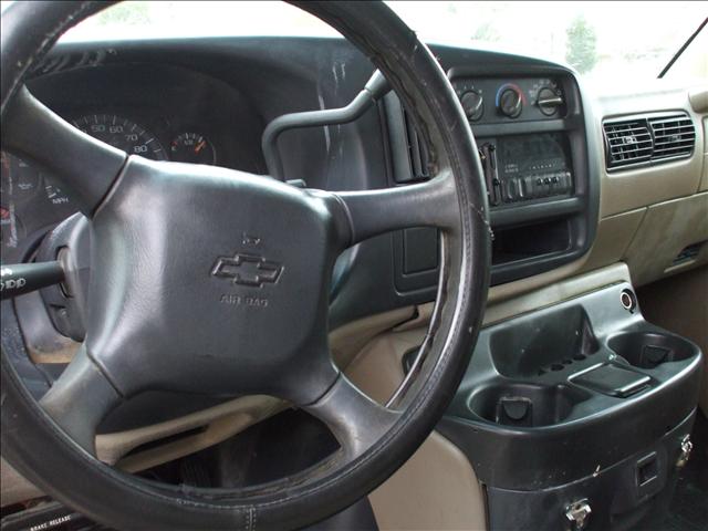 Chevrolet Express 2000 photo 2