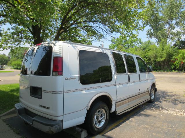 Chevrolet Express 2001 photo 1