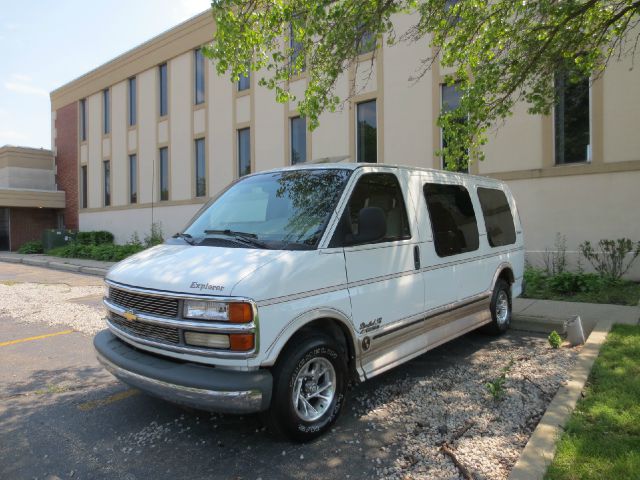 Chevrolet Express 2001 photo 2