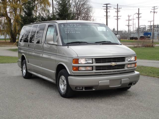 Chevrolet Express 2001 photo 2