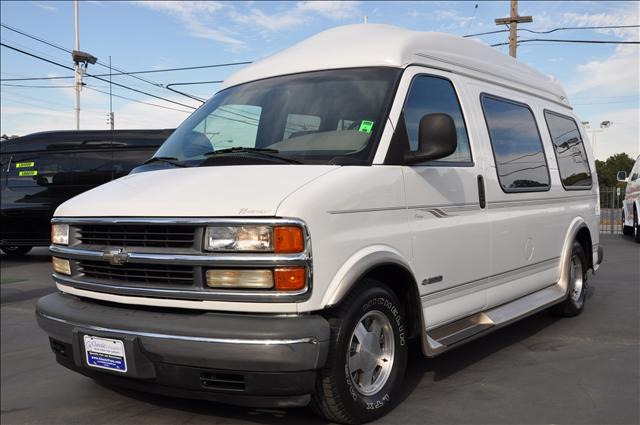 Chevrolet Express 2001 photo 2