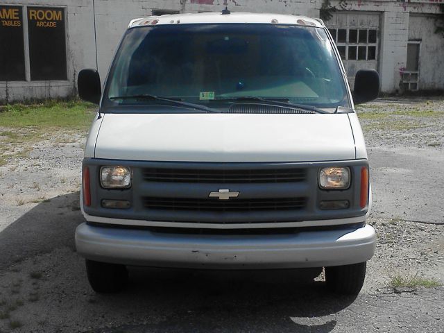 Chevrolet Express 2001 photo 2