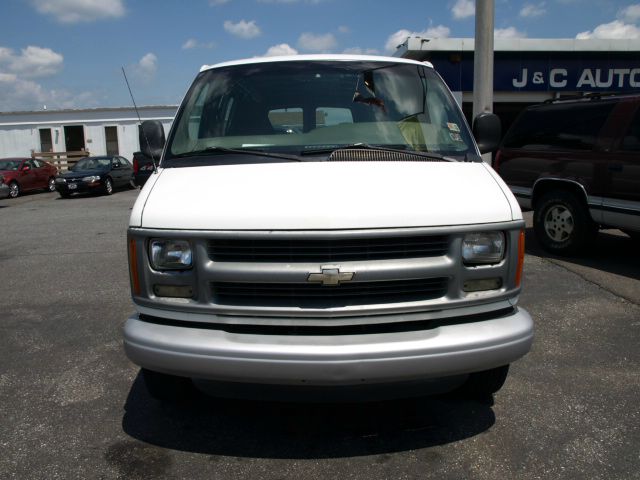 Chevrolet Express 2001 photo 2