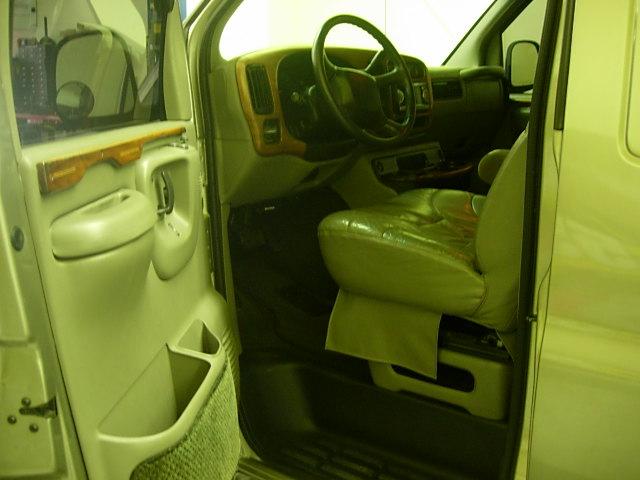 Chevrolet Express 2001 photo 2