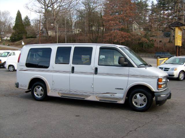 Chevrolet Express 2001 photo 2