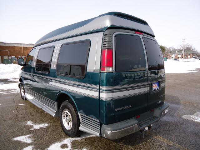 Chevrolet Express 2001 photo 2