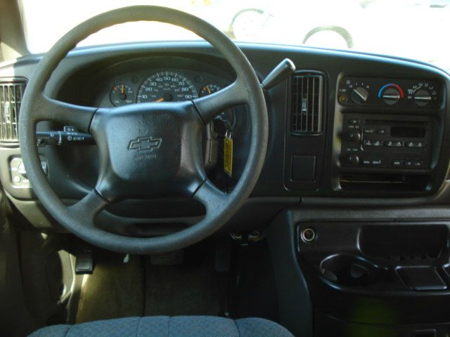 Chevrolet Express 2002 photo 2