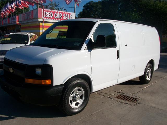 Chevrolet Express IS 25 Passenger Van