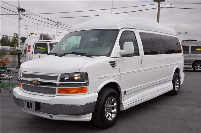 Chevrolet Express STI W/gold Wheels Passenger Van