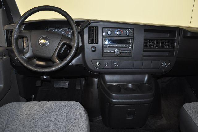 Chevrolet Express 2010 photo 2