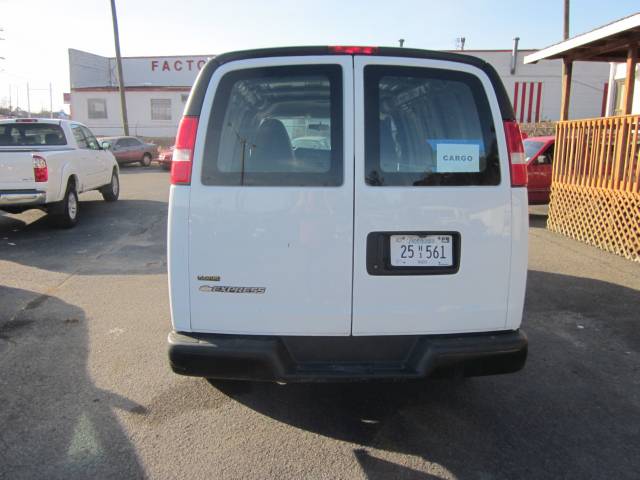 Chevrolet Express 2010 photo 2