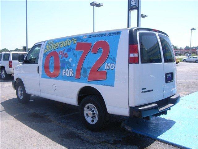 Chevrolet Express 2010 photo 2