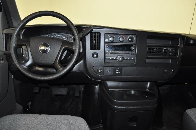 Chevrolet Express 2010 photo 2