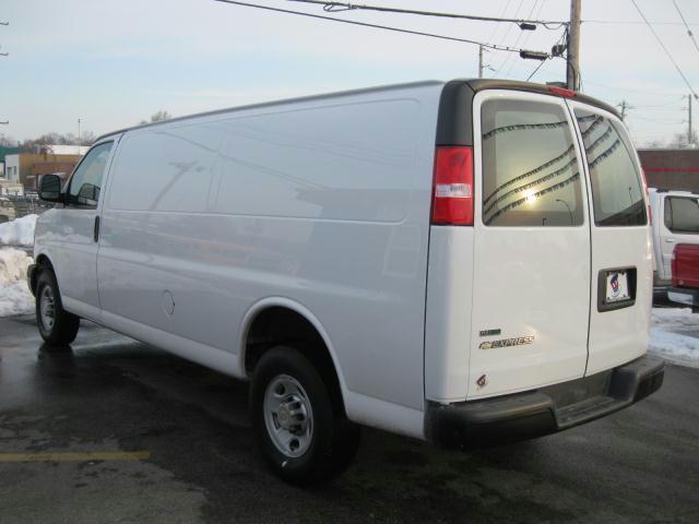 Chevrolet Express 2010 photo 2