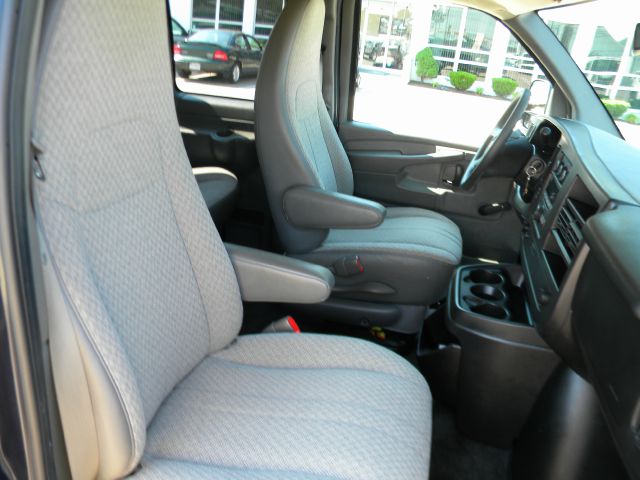 Chevrolet Express 2010 photo 18