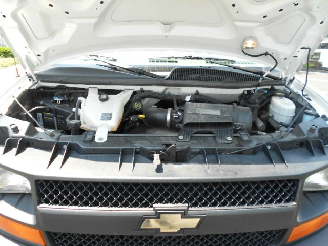 Chevrolet Express 2010 photo 2