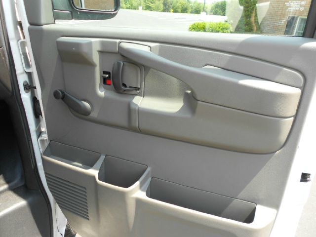 Chevrolet Express 2010 photo 21