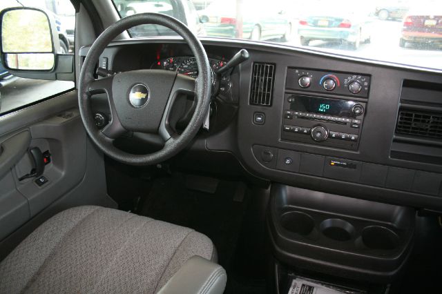 Chevrolet Express 2010 photo 2