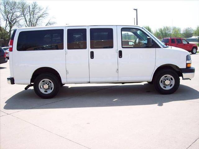 Chevrolet Express 2010 photo 2